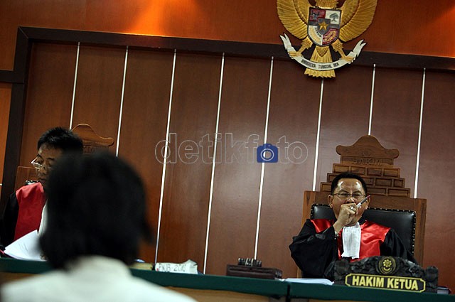 Gaji Hakim Ad Hoc Kecil, Istri Protes