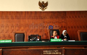 Gaji Hakim Ad Hoc Kecil, Istri Protes