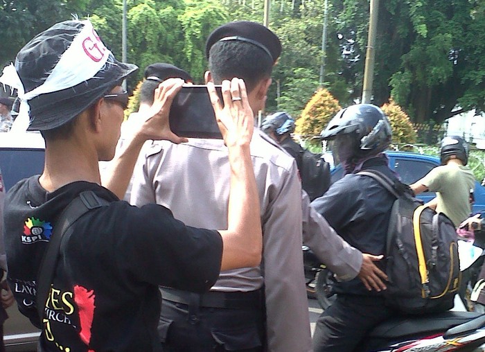 Bekal Buruh Saat Demo, Dari Komputer Tablet Sampai Air Minum