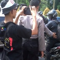 Bekal Buruh Saat Demo, Dari Komputer Tablet Sampai Air Minum