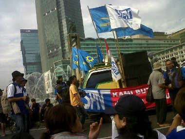 Demo Buruh Dimulai, 100-an Buruh Penuhi Bundaran HI