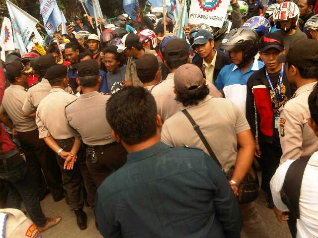 Buruh Duduki Pintu M1, Lalin Tangerang-Bandara Sempat Ditutup