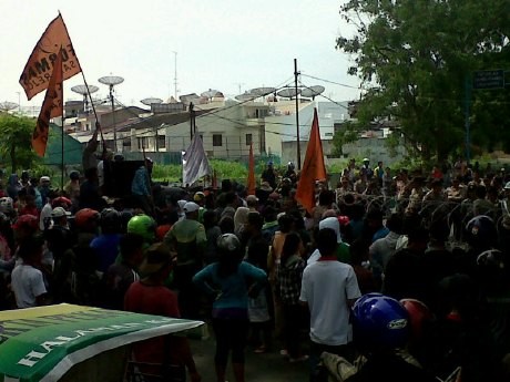 Massa Pendemo Coba Blokir Pintu Masuk Bandara Polonia, Medan