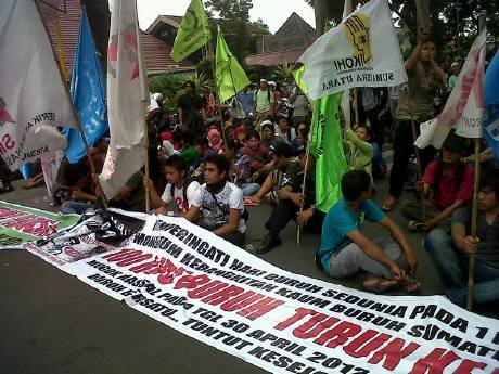 Massa di Sekitar Bandara Polonia Makin Banyak, Kini Sekitar 2.000 Pendemo