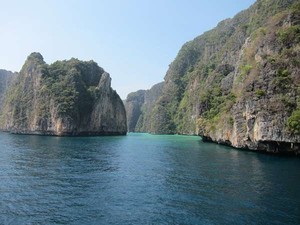 Kolam Renang Alami di Pulau Phi Phi