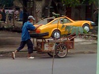 Rupanya mobil itu cuma mobil mainan yang diangkut oleh pedagang bekas.