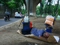 Kakek ini tertidur lelap usai berkeliling menjajakan ketoprak dagangannya.