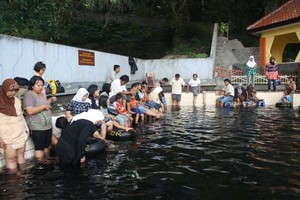 Geli-geli Sedap! Terapi Ikan di Kolam Cigugur