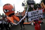 Demo Buruh dari Gurita, Pocong hingga Nenek Joget