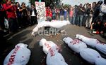 Demo Buruh dari Gurita, Pocong hingga Nenek Joget