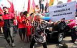 Demo Buruh dari Gurita, Pocong hingga Nenek Joget