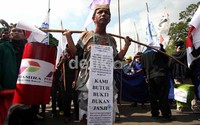 Sejumlah pendemo juga menolak penambahan ayat 6A pada UU APBN-P Pasal 7.