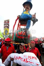 Demo Buruh dari Gurita, Pocong hingga Nenek Joget
