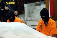 Penyelundup berinisial SSS (38) dibekuk saat hendak mengirimkan heroin ke MC (41) di Bandara Polonia, Medan. Sementara MC (41) ditangkap di Cempaka Putih, Jakarta.