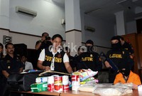 Oleh SSS (38), heroin itu disembunyikan di dinding koper dan lima kemasan makanan kaleng.