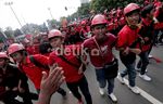 Ribuan Buruh Kuasai Jalanan Depan Istana