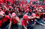 Ribuan Buruh Kuasai Jalanan Depan Istana