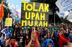 Ribuan Buruh Kuasai Jalanan Depan Istana