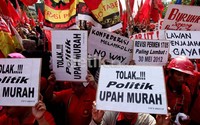 Selain membawa bendera organisasi, para buruh juga membawa poster tuntutan.
