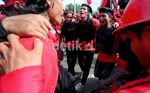Ribuan Buruh Kuasai Jalanan Depan Istana