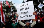 Ribuan Buruh Kuasai Jalanan Depan Istana
