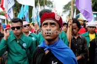Dalam aksi ini, para buruh mengenakan atribut masing-masing organisasi.