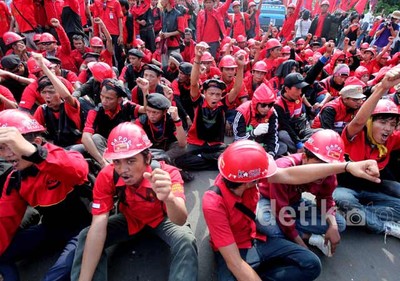 Ribuan Buruh Kuasai Jalanan Depan Istana