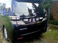 Pelat nomor B 69 AUD terpasang di bagian depan dan belakang mobil mewah itu.