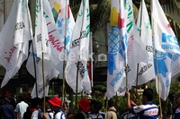 Mereka juga membawa bermacam berdera organisasi buruh.