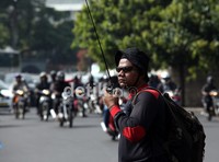 Para kordinator lapangan membawa Handy Talk untuk berkoordinasi.