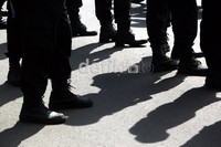 Mereka juga memakai sepatu tentara.