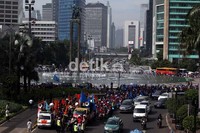 Buruh memadati kawasan Bundarah HI, Jakarta.