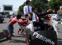 Aksi teatrikal massa Aliansi Buruh Yogyakarta (ABY) yang nasibnya selalu ditindas oleh perusahaan.