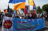Massa Aliansi Buruh Yogyakarta (ABY) menuntut dihapuskannya sistem kontrak dan outsourcing.
