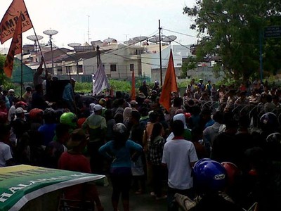 Pendemo Coba Blokir Pintu Masuk Bandara Polonia