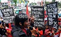 Puluhan massa serikat rakyat miskin dan buruh memadati gerbang masuk kantor Gubernur Sulsel, di jalan Urip Sumoharjo.
