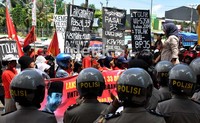 Massa buruh yang menggelar mimbar bebas di depan kantor gubernur dikawal anggota Polwan.