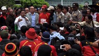 Setelah menemui perwakilan buruh, Muhaimin akhirnya menemui para pendemo yang berada di depan gedung kantor Kemenakertrans. (Humas Kemnakertrans)