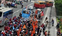 Setelah melewat kerumunan massa, baru bus TransJ masuk ke jalurnya.