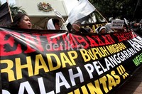 Migrant Care mendesak pemerintah bersikap tegas atas sengketa Indonesia Malaysia.