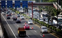 Kendaraan roda empat melintas di Tol dari arah Cawang menuju Semanggi saat diberlakukannya Contra Flow atau melawan arah, Selasa (1/5). Upaya ini merupakan usaha kedua, setelah truk besar dilarang melewati tol dalam kota pada siang hari.