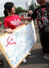 Aksi tunggal perempuan cantik ini cukup menyita perhatian sebagian massa.