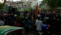Pendemo mencoba memblokir Bandara Polonia, Medan, Selasa (1/5/2012). Ratusan polisi yang berjaga di sekitar bandara, segera menghadang rencana itu.