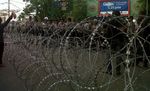 Pendemo Coba Blokir Pintu Masuk Bandara Polonia