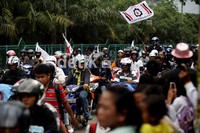 Buruh bergerak menuju Bandara Soekarno Hatta, Selasa (1/5).