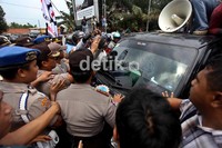 Namun mereka ditahan aparat kepolisian di pintu M1 Bandara Soekarno Hatta di Jalan Suryadarma, Neglasari, Tangerang, Banten.