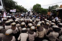Aksi buruh tersebut terkait dengan hari buruh sedunia (May Day) 1 Mei 2012 yang jatuh pada hari ini.