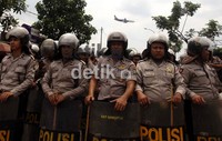 Gagal diserbu demonstran, aktifitas Bandara Soekarno Hatta tetap normal. Terlihat sebuah pesawat berhasil lepas landas.
