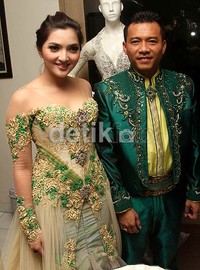 Anang pun terlihat gagah dengan baju pengantinnya. Gusmun/detikcom.