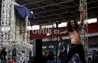 Slank hibur ribuan buruh di GBK, Senayan, Jakarta.